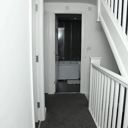 Villa Luxury 4 Bed House In Swindon Esterno foto
