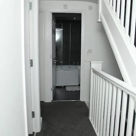 Villa Luxury 4 Bed House In Swindon Esterno foto